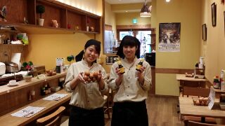 たまごかけごはん屋 あかね農場 こんにちは、たまごかけごはん屋『あかね農場』です。
安全・新鮮なたまご『つまんでご卵』を使った絶品の一品です!
みなさまのご来店お待ちしています!