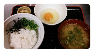 たまごかけごはん屋 あかね農場 シンプルな基本のセットは390円からあり。
たま丼タイプ+100円~、トッピングタイプ+70円と種類も豊富です。
自分好みのTKGを探してはいかかでしょうか?