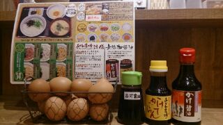 たまごかけごはん屋 あかね農場 醤油は3種類あります。
当店オリジナル醤油その名も『かけてごらん』たまごそのままの味を残しつつまろやか風味をプラスにしてくれます。
また卓上においてます、生たまごはなんと食べ放題です!!