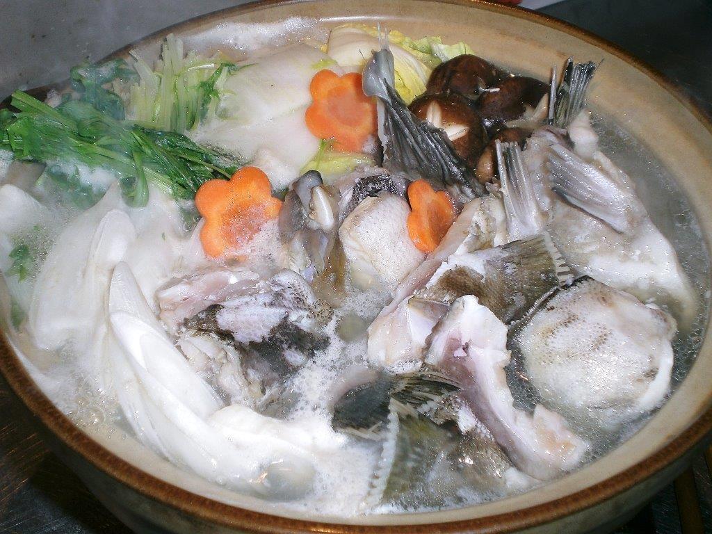 あら鍋<br>博多のおもてなしには魚の王様「あら（クエ）」。鍋にすることでさらに旨味が広がります。