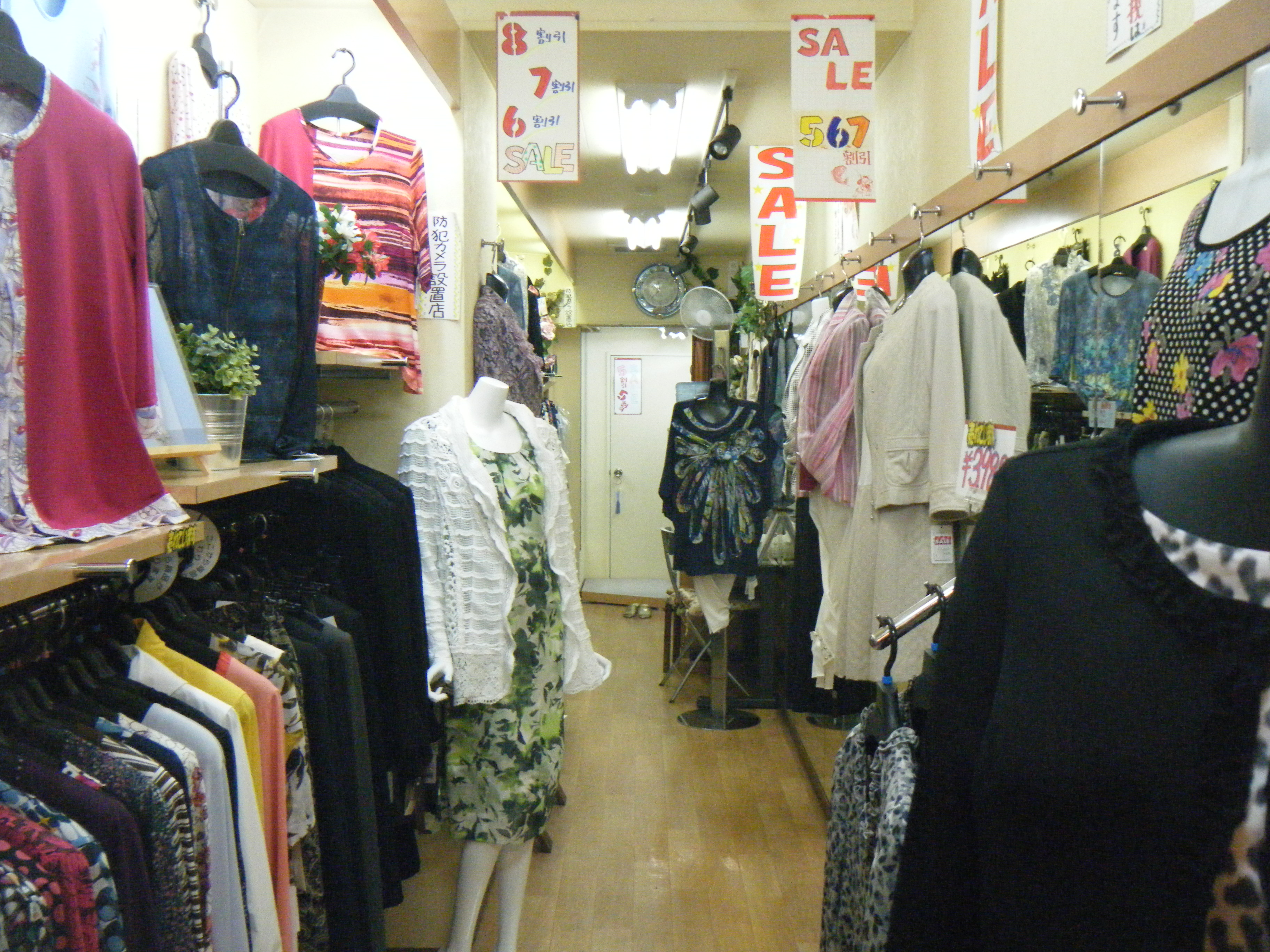 婦人服のブルーミン いつ来られても新しいお買い得品と巡り会えるお店です。