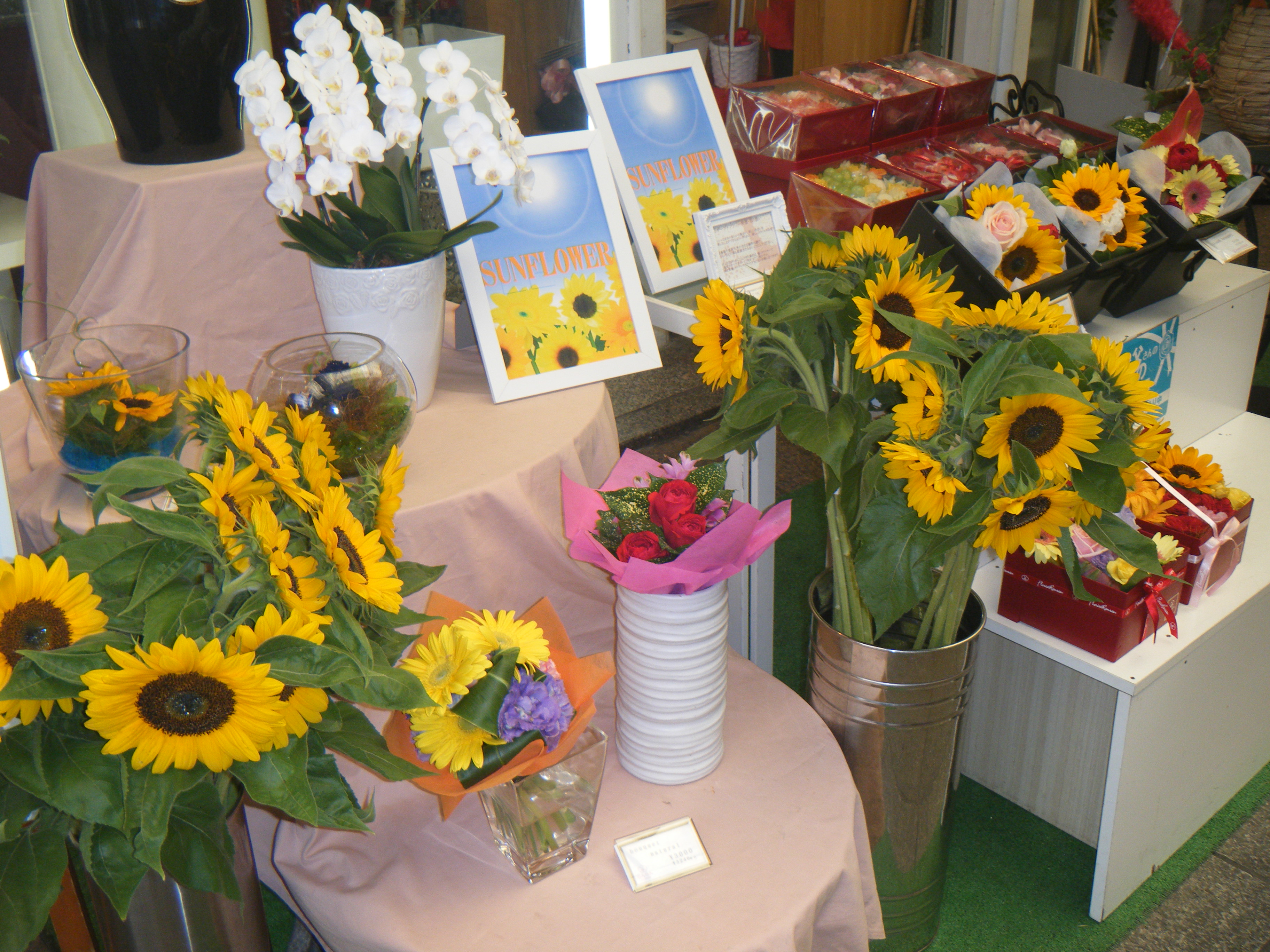 FLORIST らんらん 人気のBOXフラワー3500(税別)から季節の花束はご予算に応じてお作り致します。
オリジナルフラワーの依頼などお気軽にご来店ください。