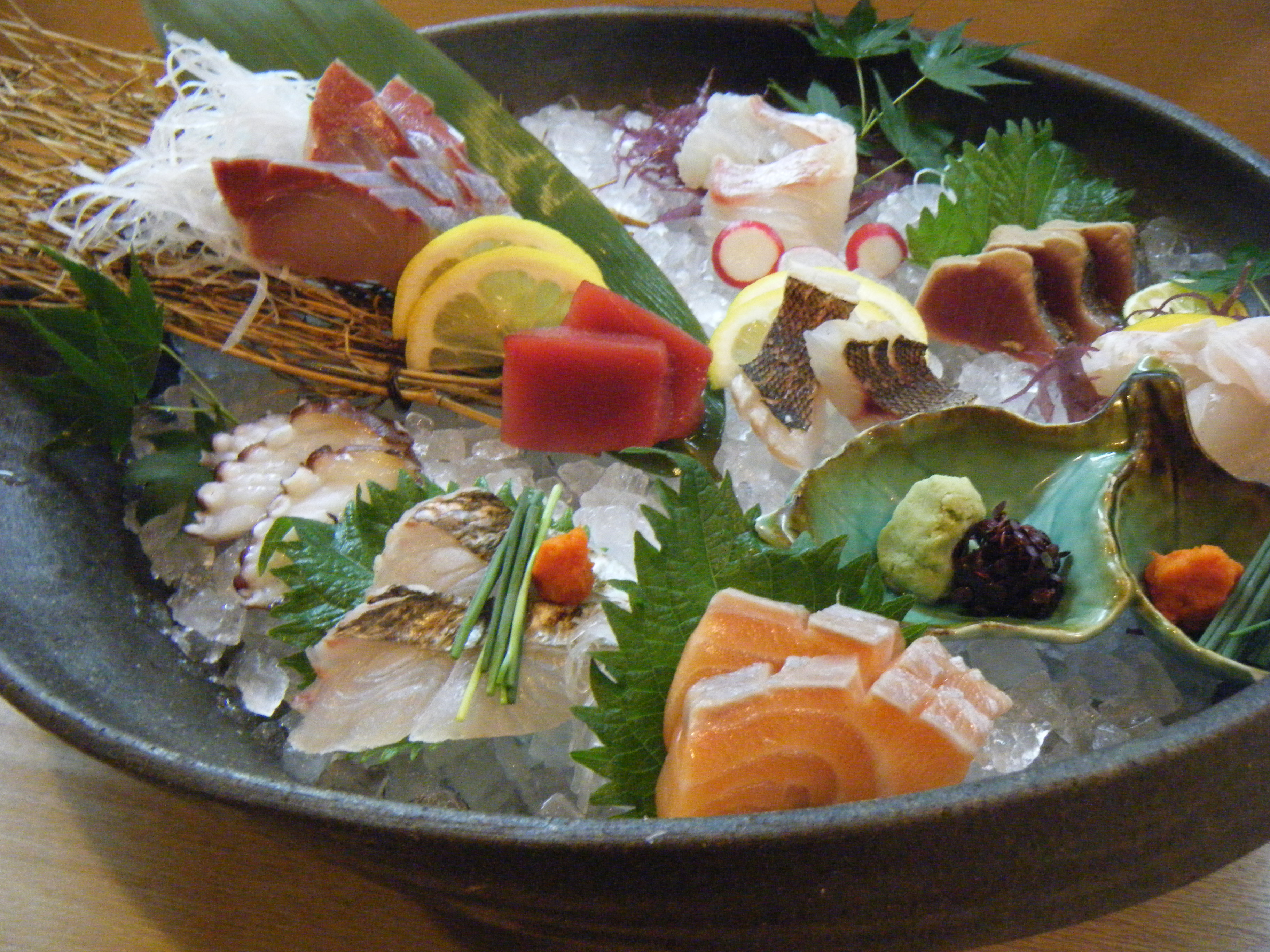 兼平鮮魚店 新鮮な魚の刺身盛り合わせです。