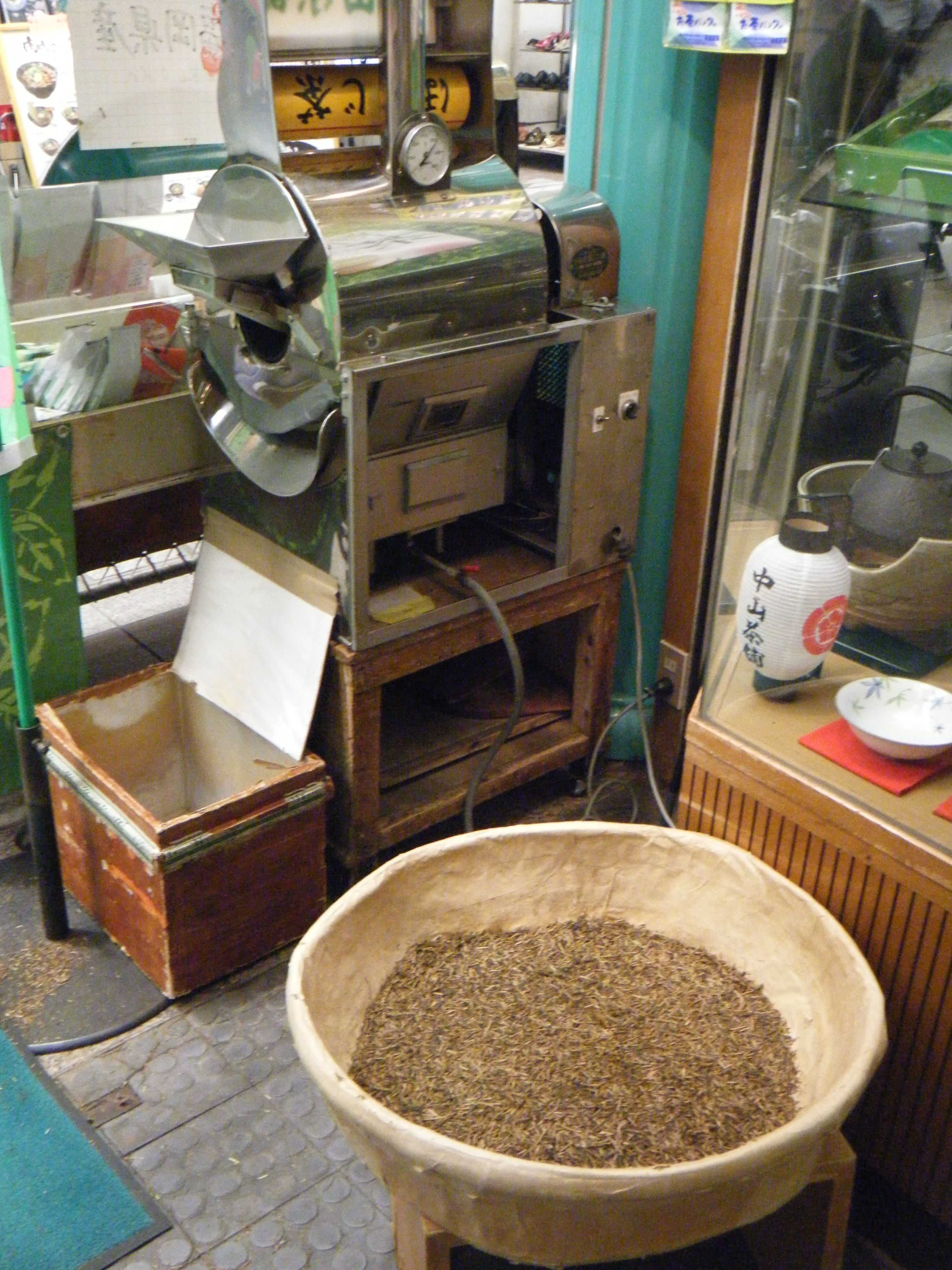 中山茶舗 お店でほうじ茶を作っております。できたてのほうじ茶をお持ち帰りください。