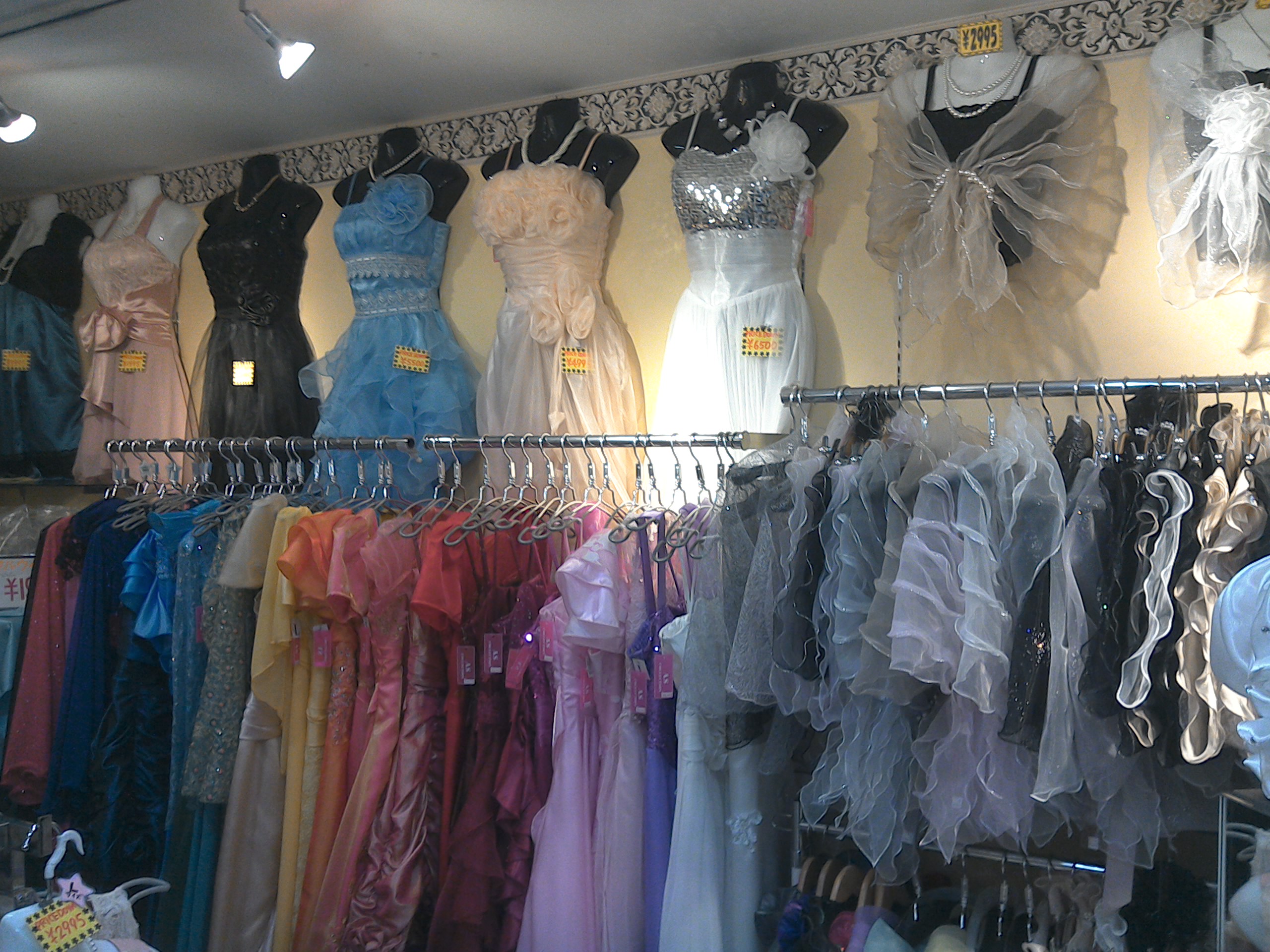 AS COLLECTION ウィッグ店 演奏会用やカラオケ発表会ドレス、各色取り揃えております。気軽にお声掛けください!