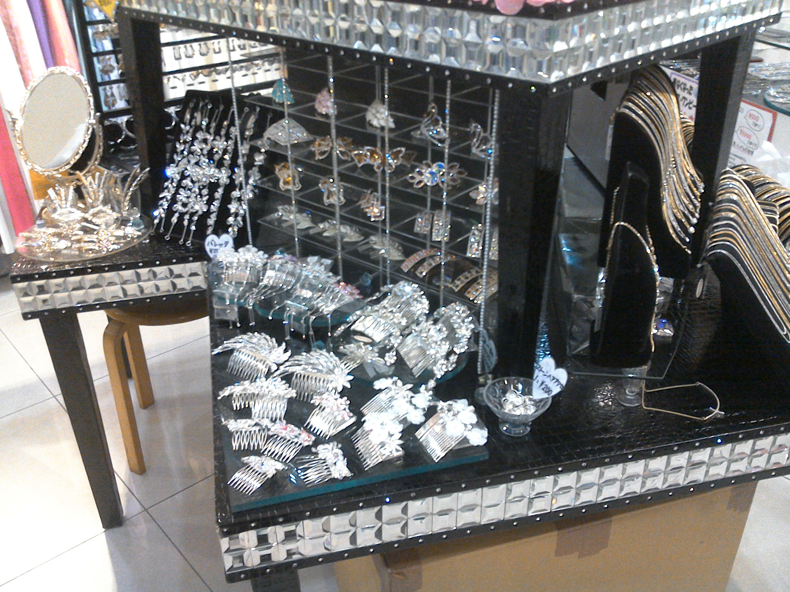 AS COLLECTION ドレス店 アクセサリーやコサージュ雑貨なども豊富にそろえております。