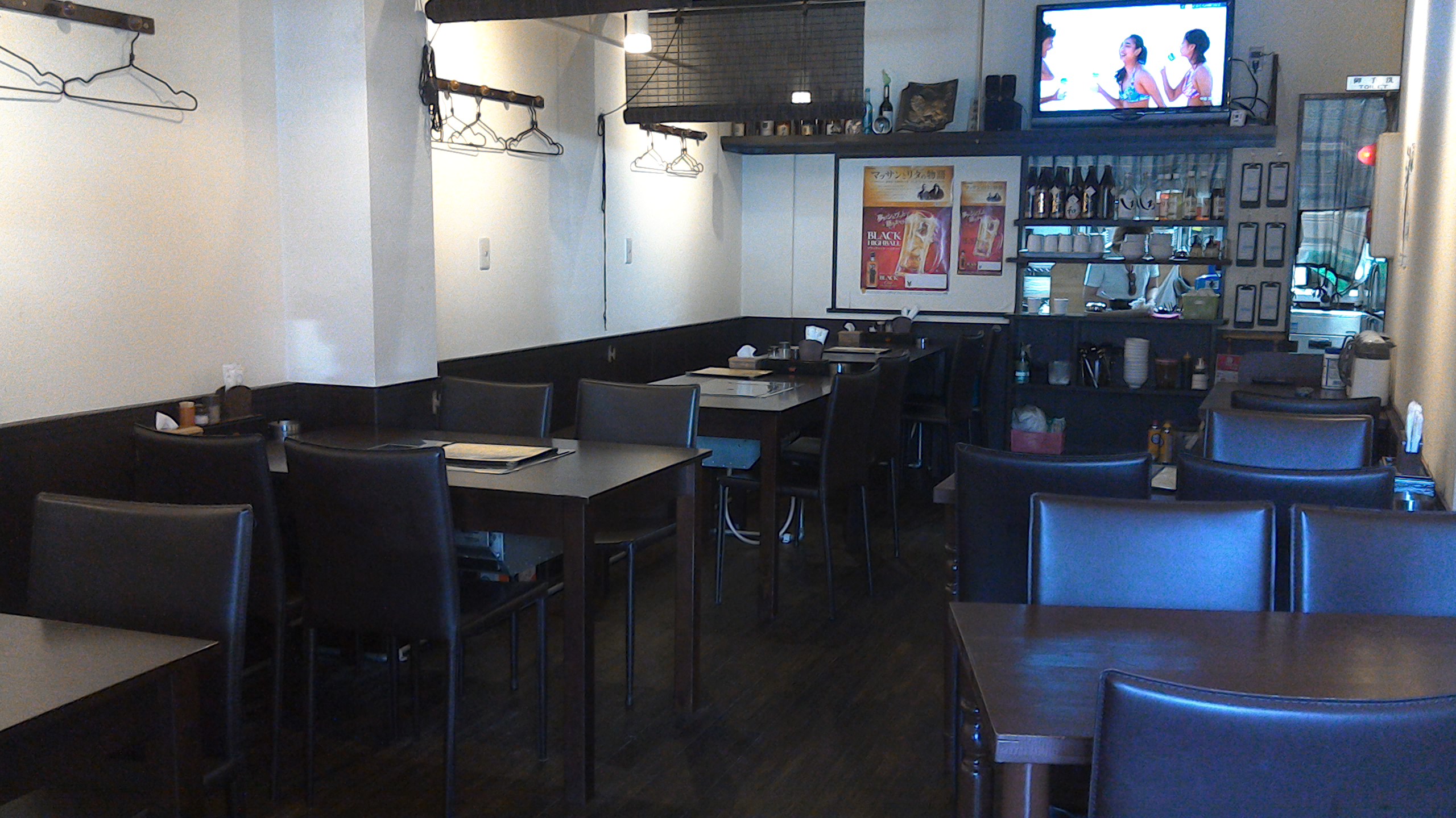 韓国家庭料理 和 ゆったりとしたお席、店内を清潔に保っています。