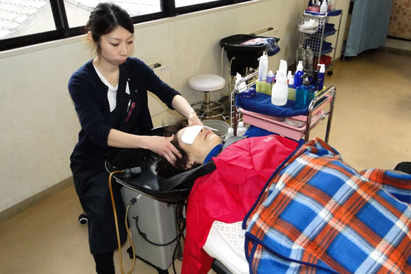 健美工房 4階は髪をそだてる美容室です。髪・肌・こころ・からだに働きかける頭皮洗浄システムを使います。美しい毛髪のためにあなたに合ったオーダーメイドな美容で自然治癒力を目覚めさせましょう!
