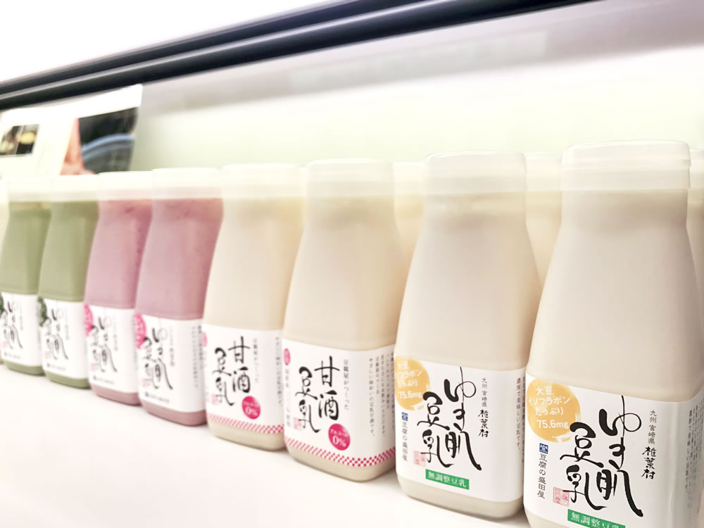 宮崎県椎葉村の湧き水と、2種類の国産大豆、長崎県五島沖産の本にがりを使用し、一つ一つ手作りした豆腐や豆乳を店舗でもご用意しております。
豆乳は無調整のほかにも、いちご・抹茶・甘酒・はちみつの調整豆乳もご用意しております。
　